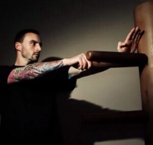 sifu russell benham training on the wckuk wooden dummy