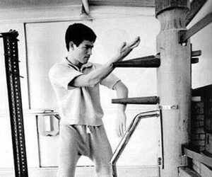 Wing Chun without a partner - bruce lee training on the wooden dummy